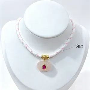 Collana con ciondolo in pietra naturale ovale con catena intrecciata per uno stile quotidiano.