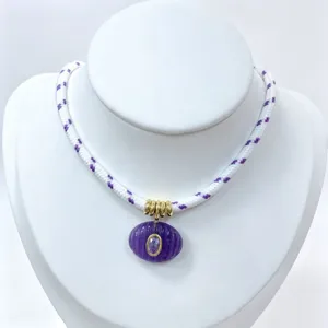 Moderna collana con ciondolo in pietra naturale ovale viola e catena intrecciata donna