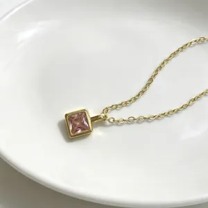 Feines Detail der quadratischen rosa Zirkon Anhänger Halskette mit glänzendem vergoldetem Finish.