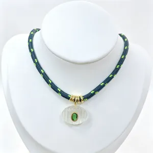 Elegante collana con pendente in pietra verde ovale e corda intrecciata per donna.