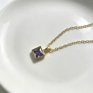 Detailansicht einer eleganten quadratischen lila Zirkonia Anhänger Halskette auf Teller.