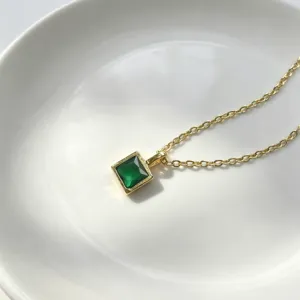 Vergoldete grüne quadratische Zirkonia Anhänger Halskette Detail, elegantes Kupfer Schmuck.
