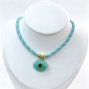 Vista dettagliata dell'elegante collana in corda intrecciata blu con un pendente ovale.