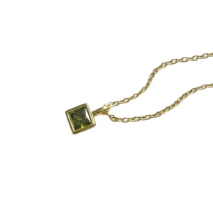 Vergoldete quadratische grüne Zirkon Halskette, elegante minimalistische Modeschmuck für Frauen.