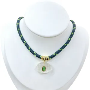 Elegante collana in corda intrecciata con ciondolo in pietra ovale verde e dettagli oro.
