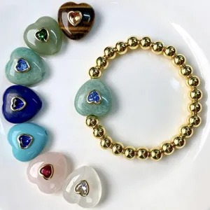 Elegantes Naturstein Herz Anhänger goldene Perlen Armband mit bunten Zirkonia Details.