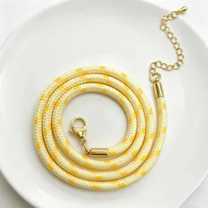 3mm geflecktes Polyester Kern Rundseil Halskette Detail mit goldenem Metallverschluss und Kette.