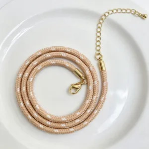 3mm gepunktete geflochtene Kordel Detail mit goldenem Karabinerhaken und Verlängerungskette.