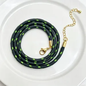 Nahaufnahme der 3mm schwarz-grün geflochtenen Kordelkette Detailansicht mit goldenem Verschluss.