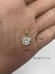 Runder Zirkonia Anhänger mit 18k vergoldeter Einfassung im Detail für feinen Schmuck.
