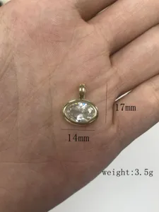 Nahaufnahme des eleganten ovalen Zirkon-Anhängers mit exquisiter Fassung und Abmessungen.