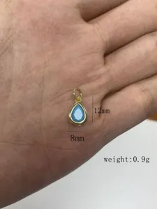 Detailansicht vergoldeter Tropfen Anhänger mit blauem Stein 12x8mm Schmuckstück