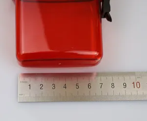 Scatola impermeabile da esterno vista di dettaglio con righello metallico, plastica rossa.