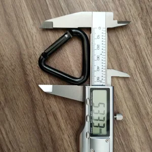 Moschettone triangolare in lega di alluminio, dettaglio gancio per bloccaggio campeggio.
