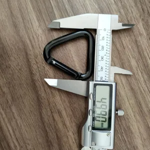 Moschettone triangolare in lega di alluminio nero per campeggio all'aperto e trekking.