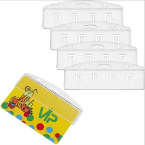 Vista dettagliata di porta badge orizzontali in plastica trasparente con fessure per carte.