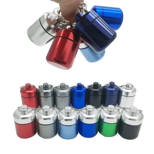 Vue détaillée de boîtes à pilules étanches en aluminium coloré avec anneaux, petit étui pratique.