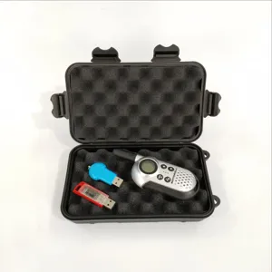 Custodia rigida impermeabile per esterni con schiuma protettiva e walkie-talkie.