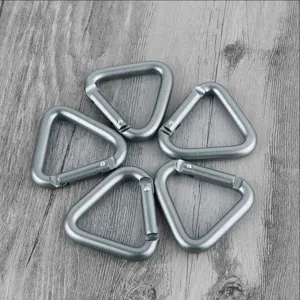 Set di cinque moschettoni triangolari in alluminio, robusti ganci a scatto per campeggio all'aperto.
