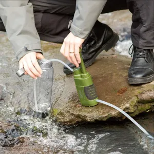 Draagbare buiten survival waterfilter pomp met slangen voor kamperen en wandelen.