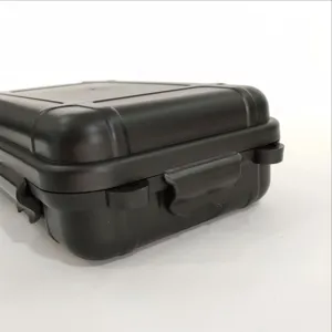 Custodia multiuso impermeabile e resistente con chiusure sicure per attività all'aperto.