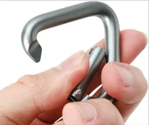 Dettaglio in primo piano di un moschettone triangolare in lega di alluminio grigio.