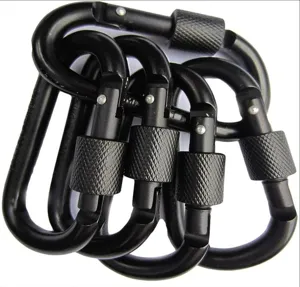 Detailansicht schwarzer Aluminium-Karabiner mit Schraubsicherungen und Federhaken.