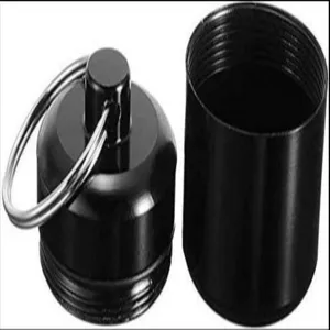 Vue de détail en gros plan de la capsule de boîte à pilules étanche en aluminium noir avec joint.