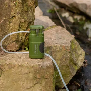 Draagbare buitenwaterfilterpomp, militaire groene survival waterreiniger voor wandelen.