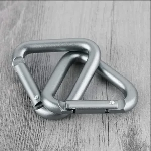 Dettaglio moschettone triangolare in alluminio, gancio metallico resistente per campeggio.