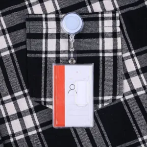 Detailopname van een verticale transparante pashouder met handige oprolbare badgeclip.