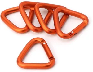 Dettaglio moschettone triangolare in alluminio, primo piano gancio arancione per campeggio.