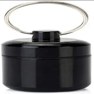 Détail en gros plan du conteneur capsule étanche en aluminium noir avec anneau métallique.