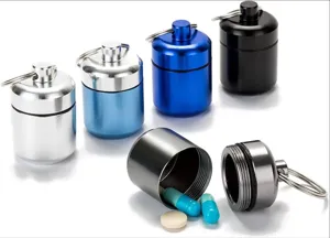 Compacte boite a pilules etanche en aluminium avec attache clef pour voyage en plein air.