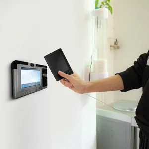 Portagafetes retráctil con funda para tarjetas y cordón resistente para la oficina.