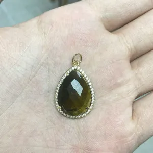 Tropfenförmiger Tigerauge Edelstein Anhänger mit Zirkonia Pave DIY Goldschmuck.