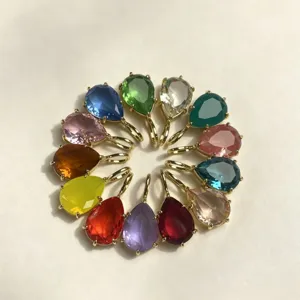 Dettaglio di ciondolo con zircone a goccia colorato, accessorio gioielli 13 colori