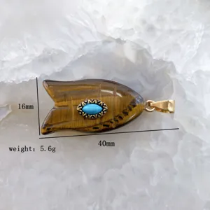 Pendentif poisson en œil de tigre naturel avec insert turquoise et attache dorée collier.