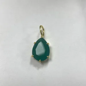 Primo piano ravvicinato e dettagliato di un ciondolo in zircone verde a pera con griffe.