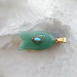 Pendentif poisson en pierre verte fait main avec insert turquoise et bélière dorée pour collier.