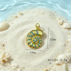 Vue détaillée du pendentif coquillage doré avec incrustations de pierres bleues plage.