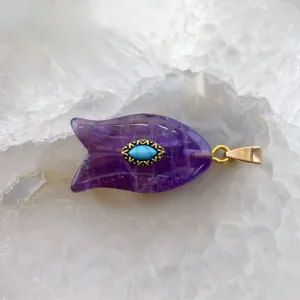 Pendentif poisson en améthyste naturelle avec œil turquoise et belière pour colliers DIY.