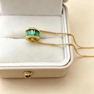 Vergulde groene zirkoon 10mm buisvormige hanger ketting detail, elegante sieraden display.