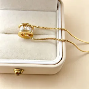 Prachtige vergulde cilindrische zirkonia hanger ketting gedetailleerd overzicht in sieradendoos.