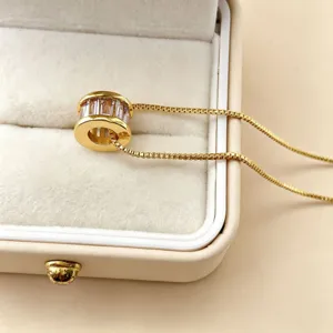 Charmante 10mm kopervergulde zirkonia cilinder hanger ketting, prachtig sieradendetail.