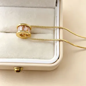 Elegante 10mm vergulde cilindrische hanger ketting met sprankelende roze zirkonia stenen.