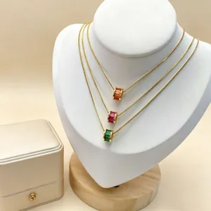 Meerlaagse goudkleurige kettingen met kleurrijke zirkonium tonhangers voor elegante dames.
