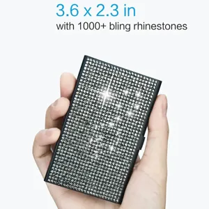 Vue rapprochée de l'étui à cartes de visite métallique mince orné de strass brillants.