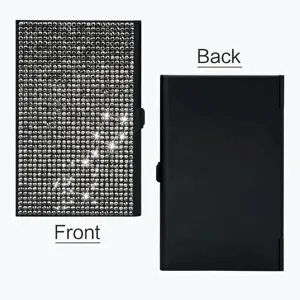 Porte-cartes de visite élégant en métal avec strass brillants à l'avant et dos noir mat.