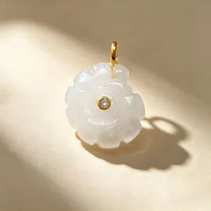Charmant pendentif conque en pierre blanche avec diamant central pour collier style ocean chic